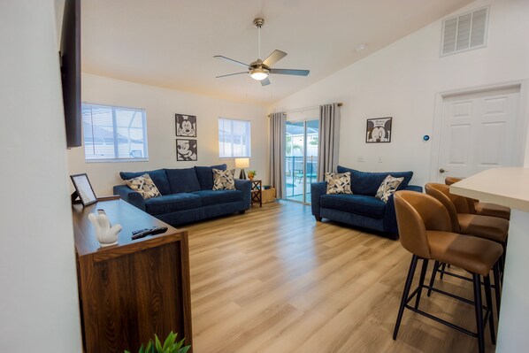 Smart TV - NEW! Castle on Hillcrest- 9 miles to Disney!! (Davenport)