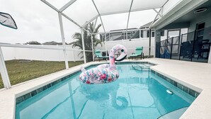 Une piscine avec un flotteur gonflable en forme de fleur.