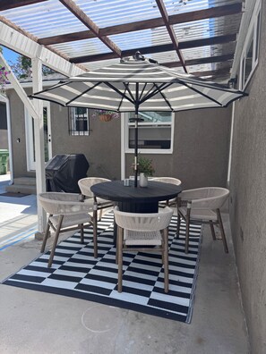 Outdoor dining - 5 Star Retreat - Cozy & contemporary getaway in Studio City - Guests Love! (Studio city)