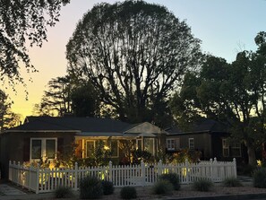 Exterior - 5 Star Retreat - Cozy & contemporary getaway in Studio City - Guests Love! (Studio city)