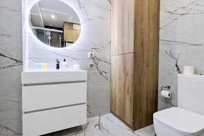 Shower, hair dryer, towels - PATO design apartment (Benidorm)