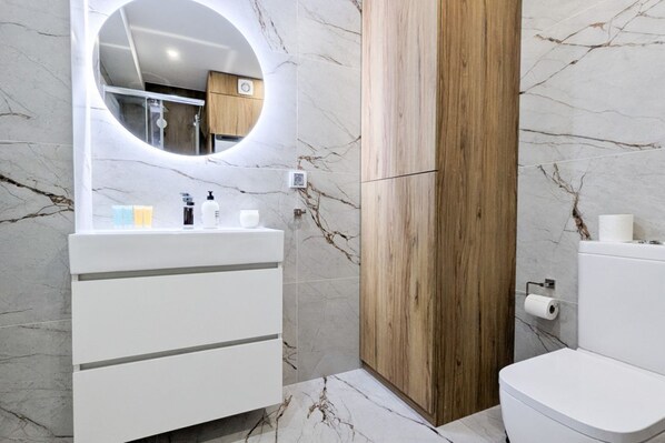Shower, hair dryer, towels