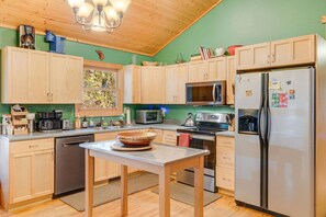 Microwave, oven, stovetop, coffee/tea maker - Peaceful Nature Retreat on 66 Acres | Pond, Trails (Brevard)