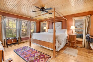 3 bedrooms, desk, WiFi, bed sheets