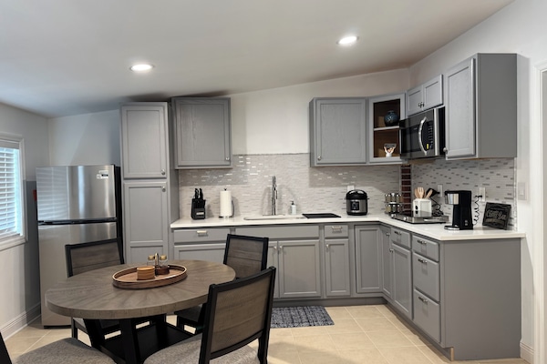 Frigorifero, microonde, piano cottura, macchina per tè/caffè