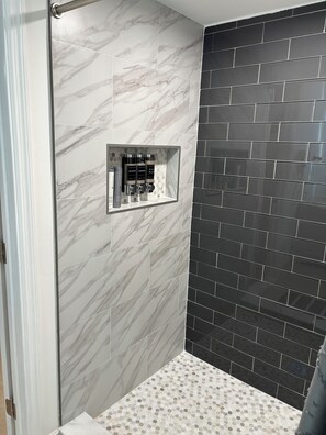 Shower, hair dryer, towels, soap - La Casita by Amarelys and lazaro (Jacksonville)