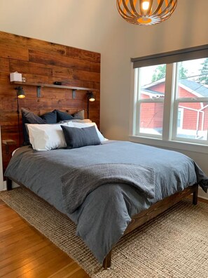 5 bedrooms, desk, iron/ironing board, travel crib - Awesome location, Lovely 5BR Alberta Arts District (Portland)
