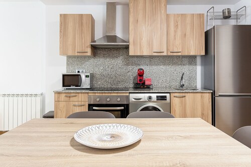 Mountain Views, Terrace & Free Parking