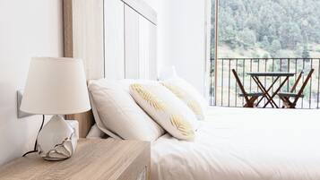 2 slaapkamers, een bureau, een strijkplank/strijkijzer, reisbedje