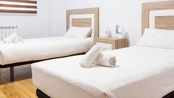 2 slaapkamers, een bureau, een strijkplank/strijkijzer, reisbedje