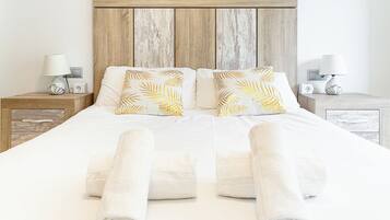2 habitaciones, escritorio y tabla de planchar con plancha
