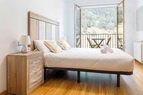 Mountain Views, Terrace & Free Parking