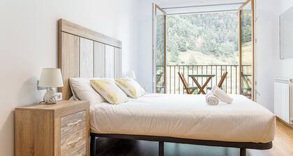 Mountain Views, Terrace & Free Parking