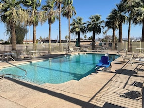 Kolam renang outdoor musiman