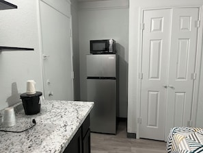 Grand réfrigérateur, micro-ondes, cafetière/bouilloire, grille-pain