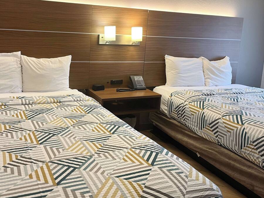 Escritorio, espacio para trabajar con laptop y wifi gratis