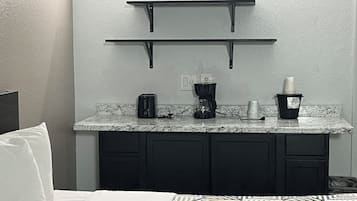 Køleskab/fryser i fuld størrelse, mikrobølgeovn, kaffe-/temaskine