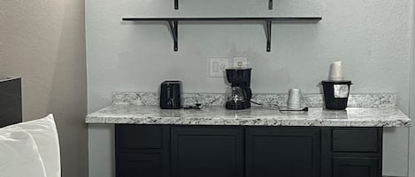 Frigorífico grande, microondas, cafetera o tetera y tostadora