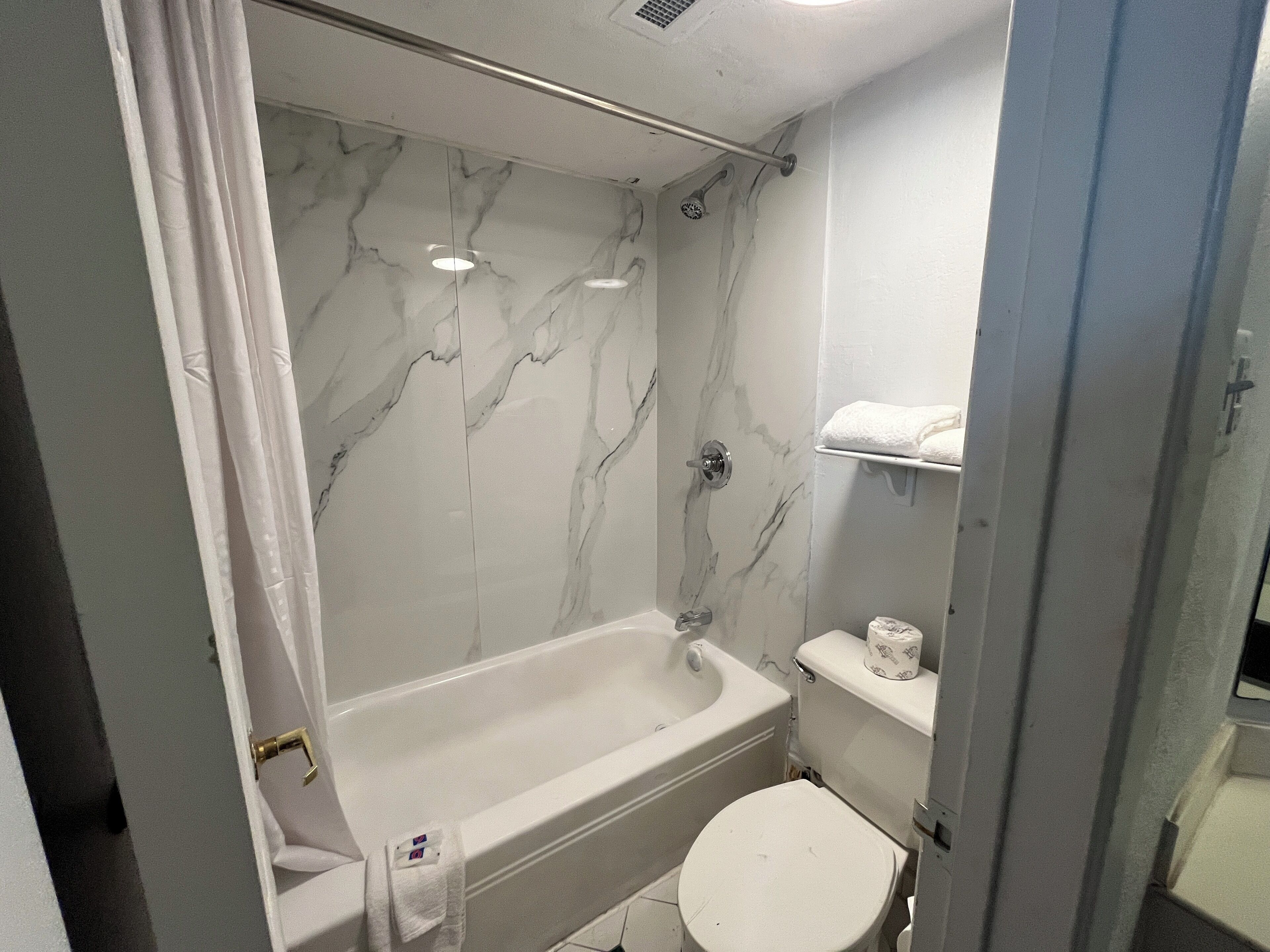 Kombinasi shower/bathtub dan handuk