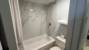 Kombinasi shower/bathtub dan handuk