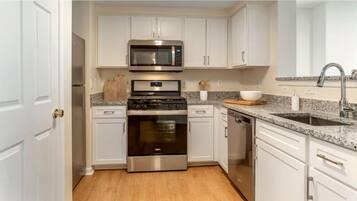 Full-sized fridge, microwave, oven, stovetop