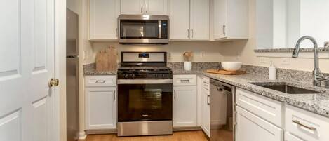 Full-sized fridge, microwave, oven, stovetop