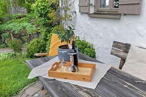 Outdoor dining - Apartment 'Verdandi' with Mountain View, Private Terrace and Wi-Fi (Sibratsgfäll)