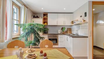 Fridge, oven, stovetop, coffee/tea maker