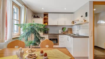 Fridge, oven, stovetop, coffee/tea maker