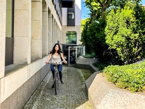 A person riding a bicycle on a cobblestone path between buildings. - Apartment 'Bamberg Burgblick' with Balcony and Wi-Fi (Bamberg)