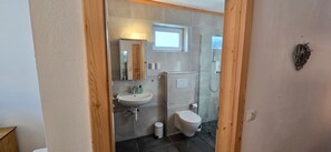 Shower, hair dryer, towels - Bed and Breakfast 'Glückauf' with Mountain View, Shared Terrace and Wi-Fi (Wenns)
