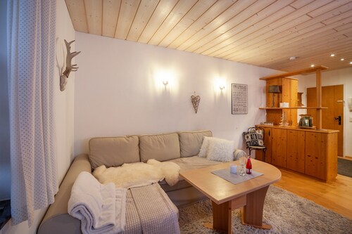 Ferienwohnung 'In Urspring Am Lechstausee' mit Bergblick, Gemeinschaftsgarten und Balkon