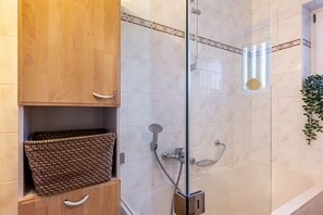 Shower, hair dryer, towels - Room 'Doppelzimmer 1' with Shared Terrace, Shared Garden and Wi-Fi (Dielheim)