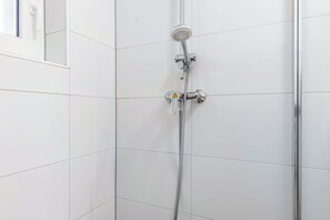 Chuveiro, secador de cabelo, toalhas de banho 
