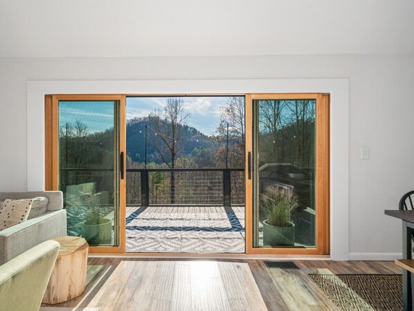 Interior - Skytop Summit-Hot Tub/Firepit/Big Views (Bryson City)