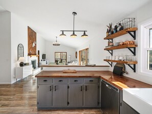 Microwave, stovetop, coffee/tea maker, paper towels - Skytop Summit-Hot Tub/Firepit/Big Views (Bryson City)