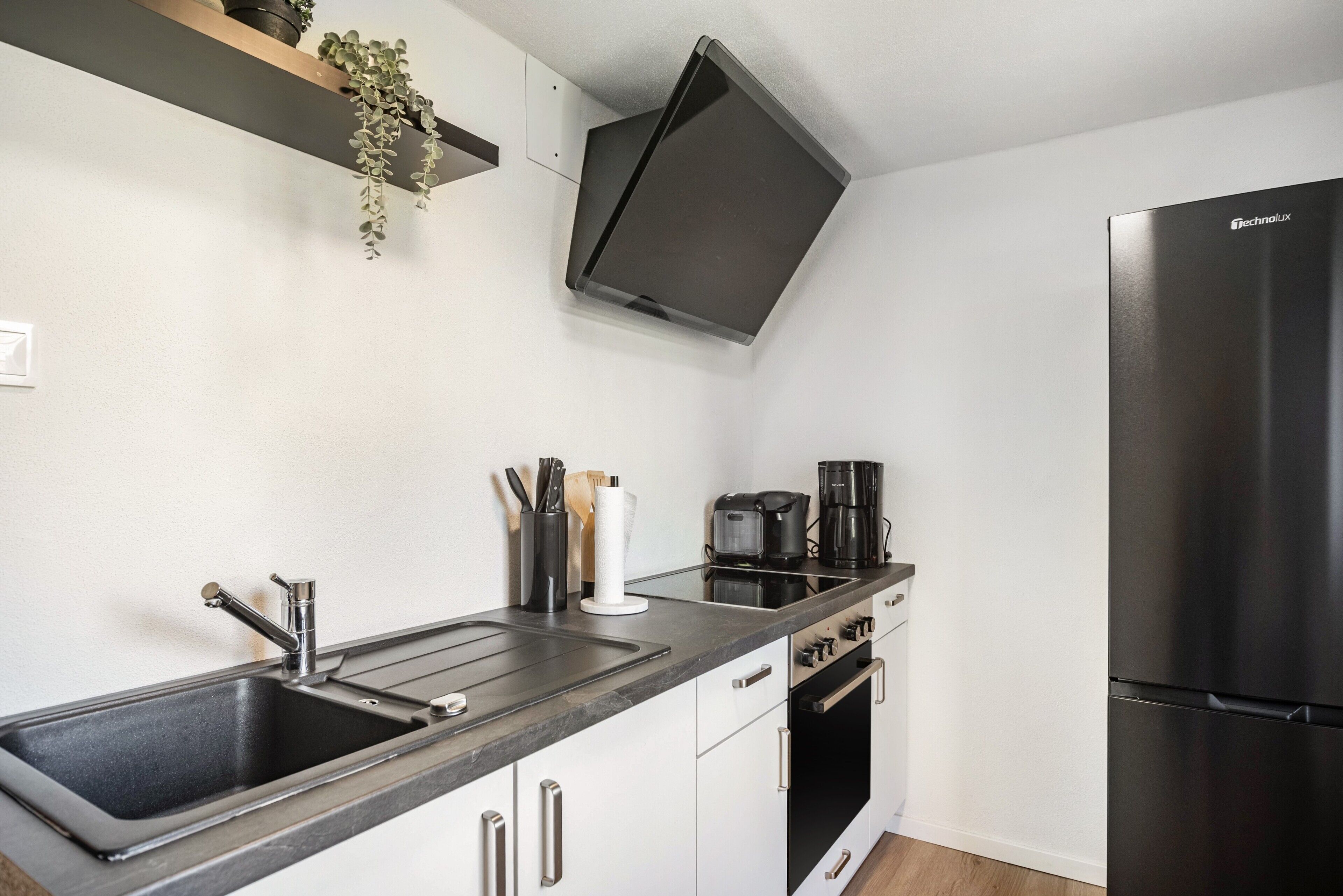Frigorifero, microonde, forno, piano cottura