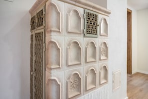 Un mur orné de panneaux décoratifs et une porte.