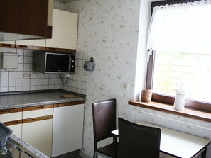 Réfrigérateur, four à micro-ondes, un four, surface de cuisson