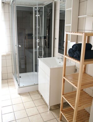 Douche, séchoir à cheveux, serviettes fournies