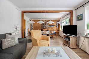 TV, peis, DVD-spiller og bordtennis