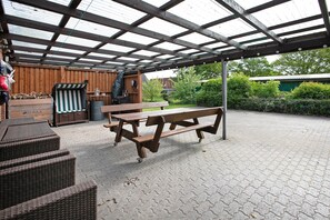 Outdoor dining - Holiday Home 'Gerda' with Private Terrace, Private Garden and Wi-Fi (Stadum)