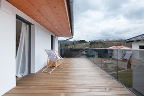 Terrace/patio - Chalet 'Bayerwald Refugium' with Mountain Views, Private Rooftop Terrace, Sauna, Hot Tub & Wi-Fi (Schwarzach)