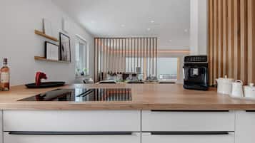 Kühlschrank, Mikrowelle, Ofen, Herdplatte