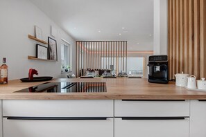 Fridge, microwave, oven, stovetop - Chalet 'Bayerwald Refugium' with Mountain Views, Private Rooftop Terrace, Sauna, Hot Tub & Wi-Fi (Schwarzach)