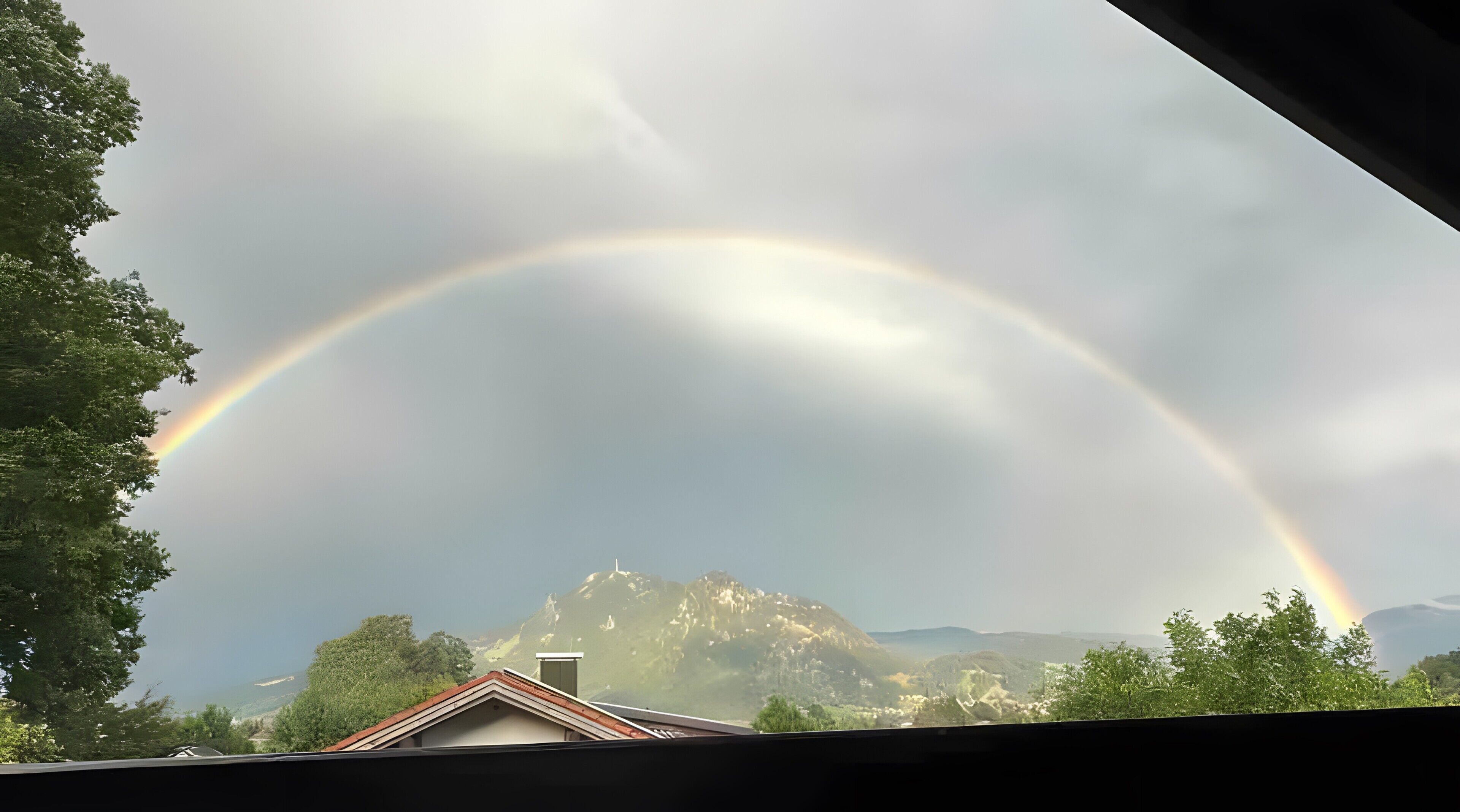Un paisaje montañoso con un arcoíris.