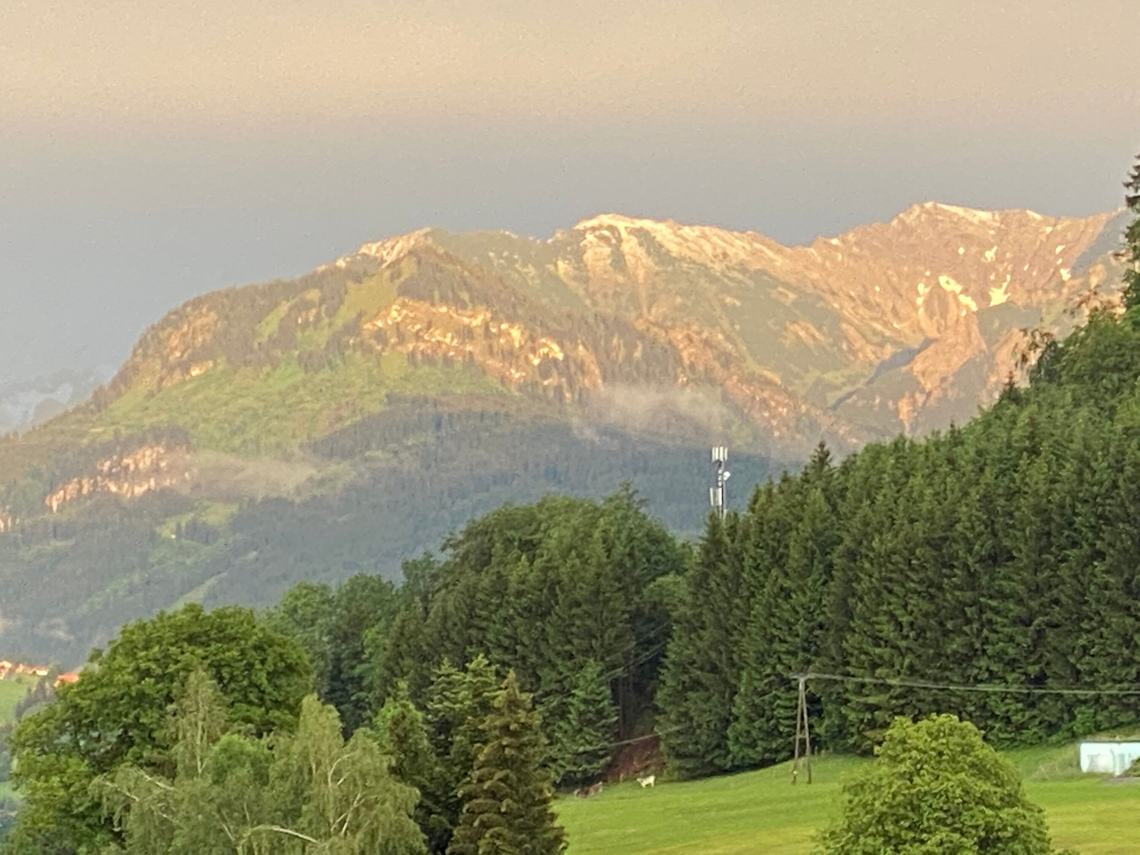 Eine Berglandschaft mit blauem Himmel.