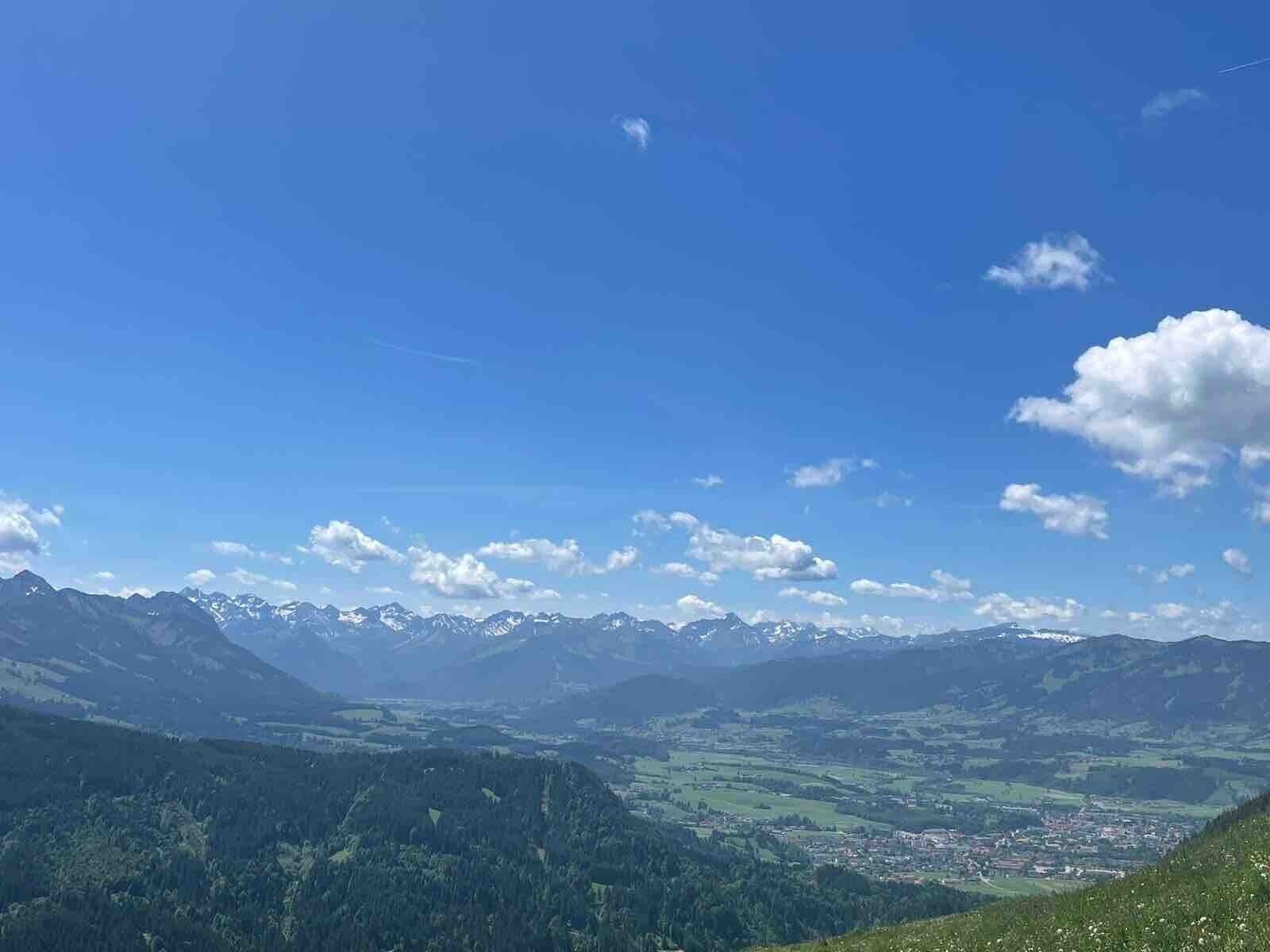Un paysage montagneux avec une ville située dans la vallée.
