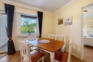 Dining - Apartment '4' with Wi-Fi (Thaleischweiler-Fröschen)