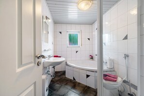 Shower, hair dryer, towels - Apartment '4' with Wi-Fi (Thaleischweiler-Fröschen)